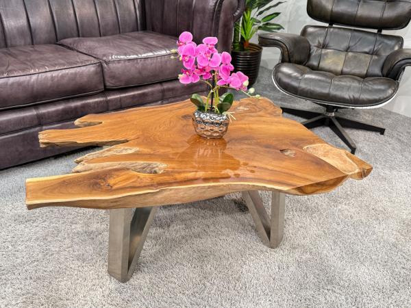 Couchtisch aus Teakholz mit Glasdetails, ca. 100 x 65-75 x 38 cm.