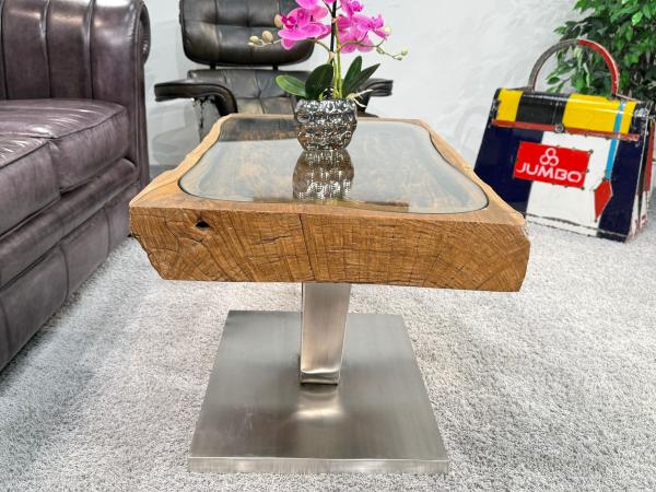 Besonderer Couchtisch aus Altholz mit Glasplatte