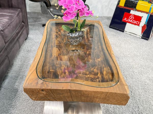 Besonderer Couchtisch aus Altholz mit Glasplatte