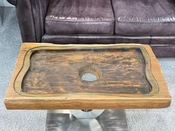 Besonderer Couchtisch aus Altholz mit Glasplatte