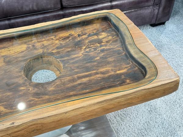Besonderer Couchtisch aus Altholz mit Glasplatte