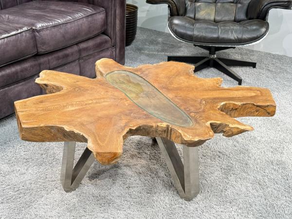 Teakholz-Couchtisch mit Metallbeinen, Detailansicht