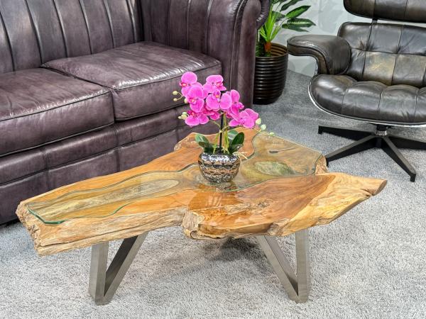 Runder Couchtisch aus Teakholz mit Glasplatte, Vase mit Blumen.