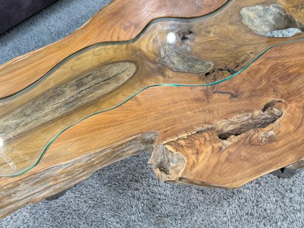 Ovaler Couchtisch aus Teakholz mit Glasplatte, ca. 105 x 50-65 x 38 cm.