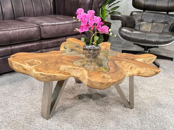 Runder Teakholz-Couchtisch mit Glasplatte, Vase mit Blumen.