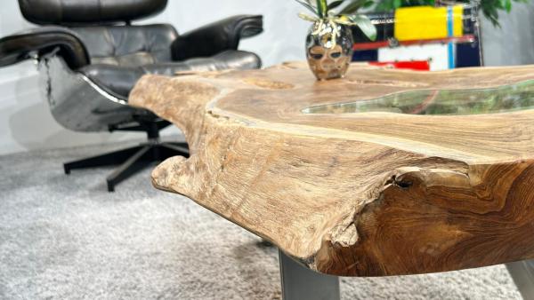 Couchtisch aus Teakholz, 120x69x41 cm, mit Metallbeinen.