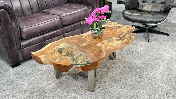 Couchtisch aus Teakholz, ca. 120x69x41 cm, mit Glasdetails.