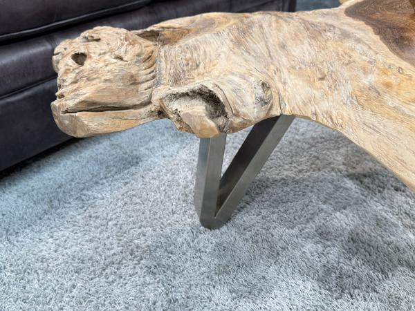 Runder Teakholz-Couchtisch mit Glasplatte, Vase mit Blumen.