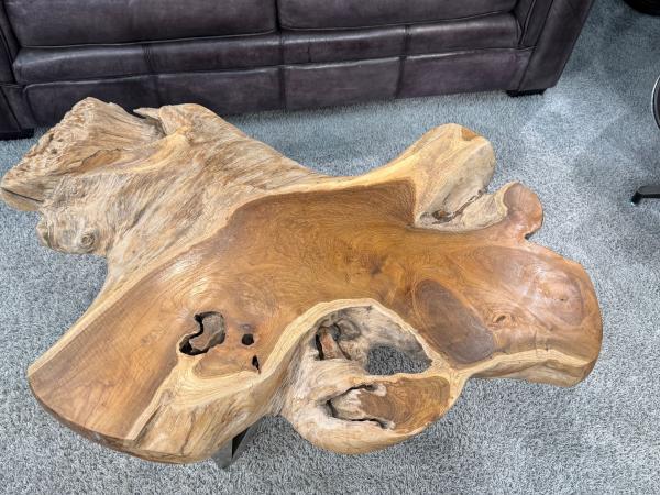 Couchtisch aus Teakholz mit Metallbeinen, Detailansicht.