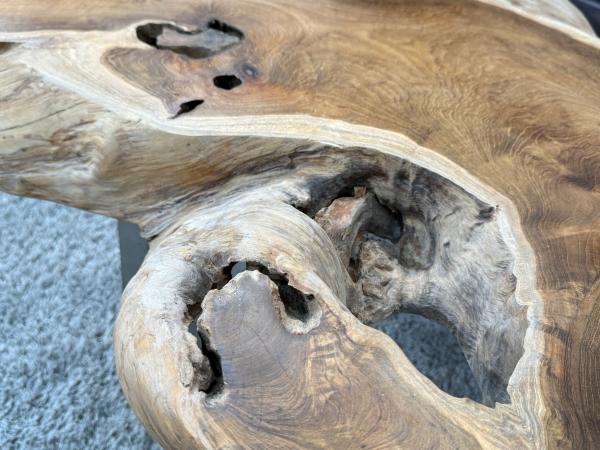 Couchtisch aus Teakholz mit Glasplatte, ca. 110x55-65x42 cm.