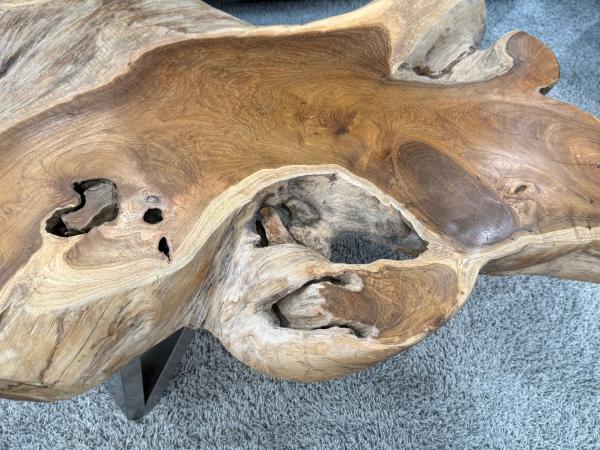 Teakholz-Couchtisch mit Metallbeinen, Detailansicht
