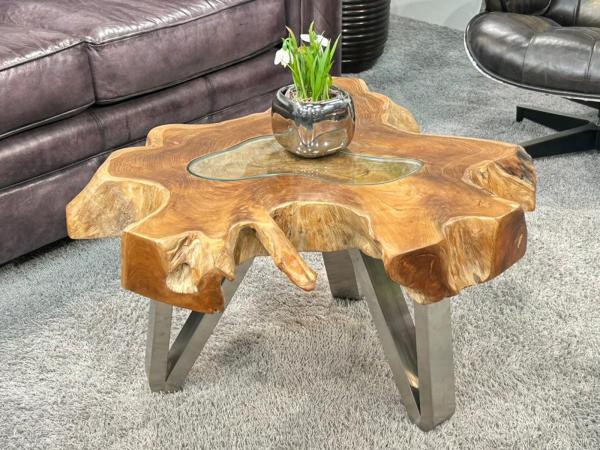 Runder Teakholz-Wohnzimmertisch mit Glasplatte, Vase mit Blumen.