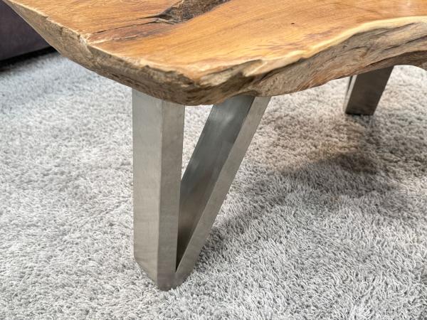 Ovaler Couchtisch aus Teakholz mit Glasakzenten.