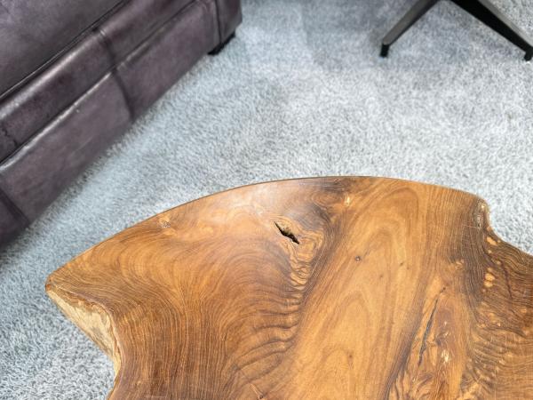 Couchtisch aus einem massiven Baumstamm Teakholz