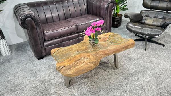 Runder Couchtisch aus Teakholz mit Glasplatte, Vase mit Blumen oben.