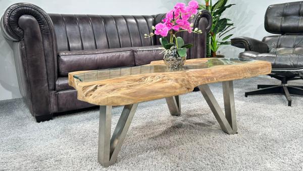 Teakholz-Couchtisch mit Metallbeinen, Detailansicht