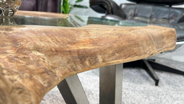 Ovaler Couchtisch aus Teakholz mit Glasakzenten, 114x87x41 cm