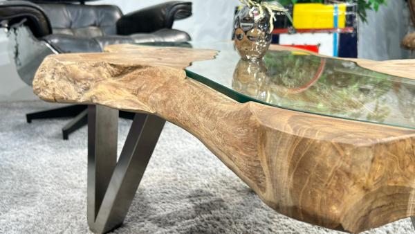 Ovaler Couchtisch aus Teakholz mit Glasplatte, ca. 114x87x41 cm.