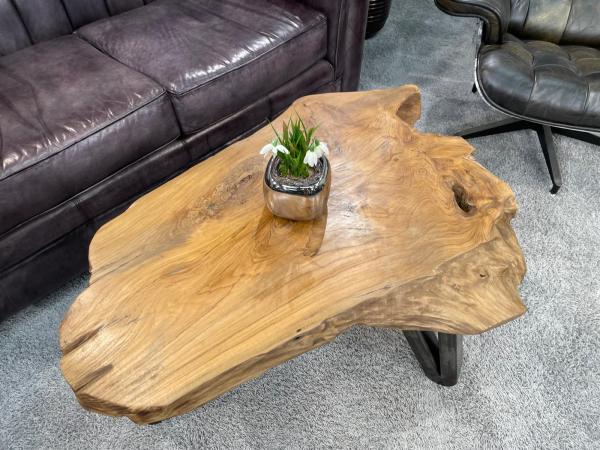 Couchtisch aus Baumstamm mit unregelmäßiger Form und Holzmaserung.