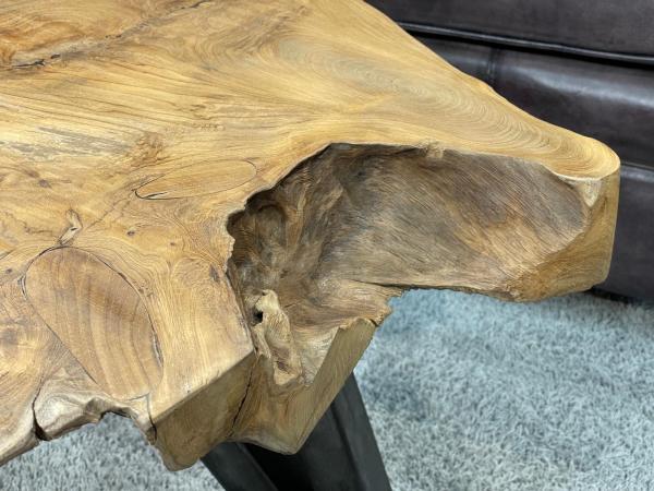 Detailansicht eines Couchtischs aus Baumstamm mit Maserung.