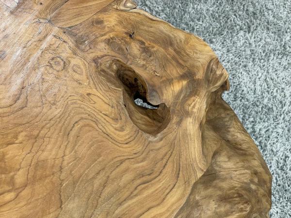 Couchtisch aus Baumstamm mit natürlicher Holzmaserung.