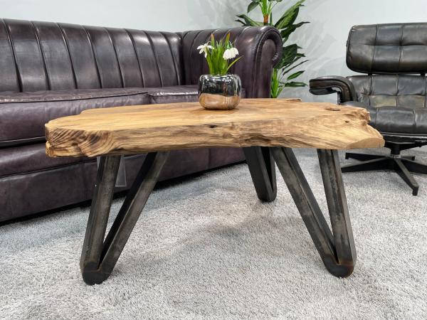Couchtisch aus Baumstamm mit Metallbeinen, ca. 103 x 41-71 x 45,5 cm