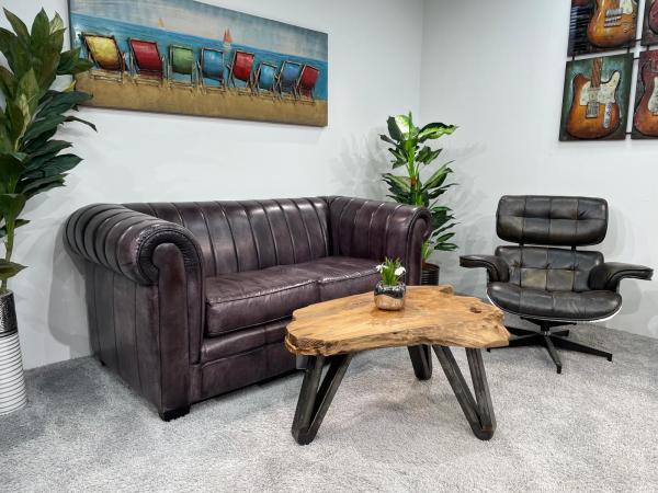 Couchtisch aus Baumstamm mit unregelmäßiger Form auf Teppich