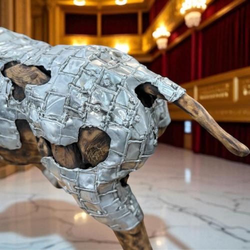 Stier-aus-Holz-mit-Aluminium