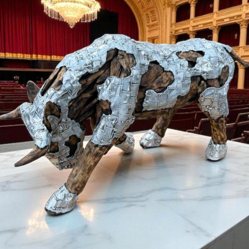 Stier-aus-Holz-mit-Aluminium