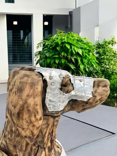 Deko Sitzender Hund 100 cm aus Holz und Aluminium