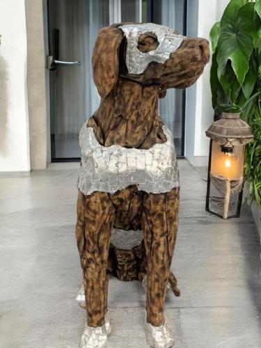 Deko Sitzender Hund 100 cm aus Holz und Aluminium