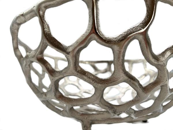 Dekoschale aus Aluminium im Gittermuster
