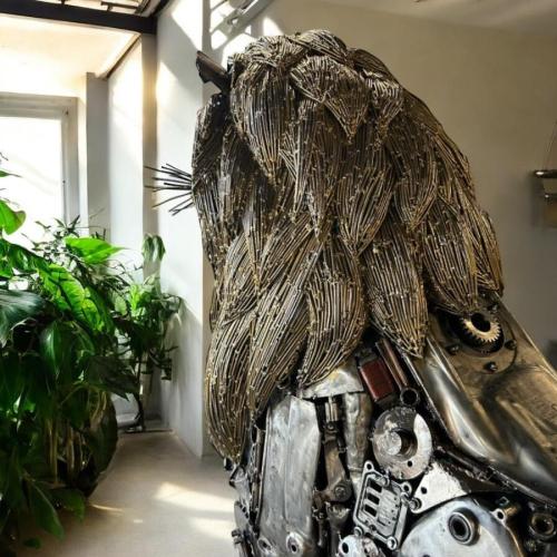 Einmalige Skulptur aus Metallschrott