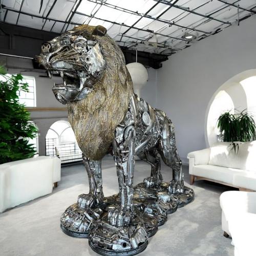 Einmalige Skulptur aus Metallschrott