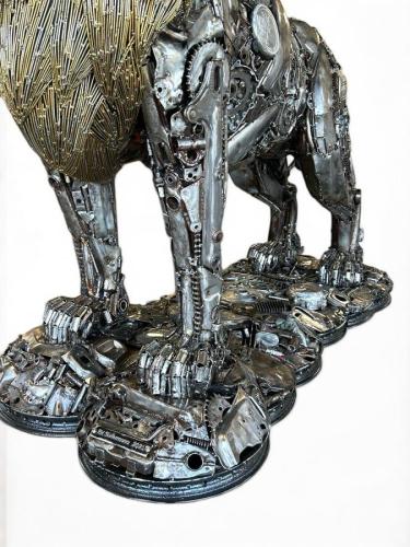 Einmalige Skulptur aus Metallschrott