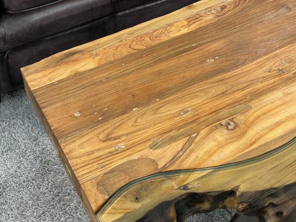 Nahaufnahme der Holztischkante mit Maserung.