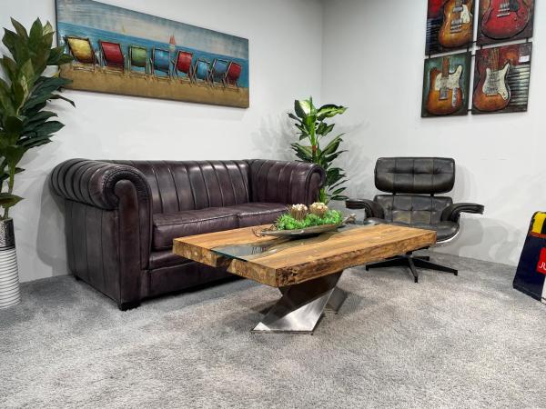 Wohnzimmertisch mit Holzplatte, gekreuztes Edelstahlgestell.