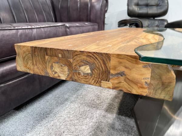 Wohnzimmertisch mit Holzplatte und gekreuztem Edelstahlgestell.