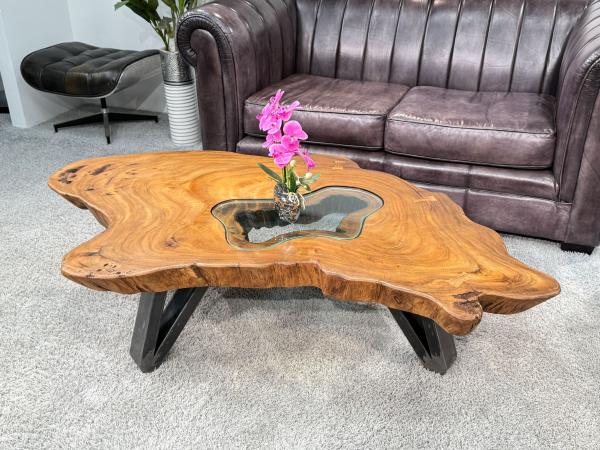 Wohnzimmertisch aus Suar-Baumstamm, runde Form, Holzmaserung sichtbar.