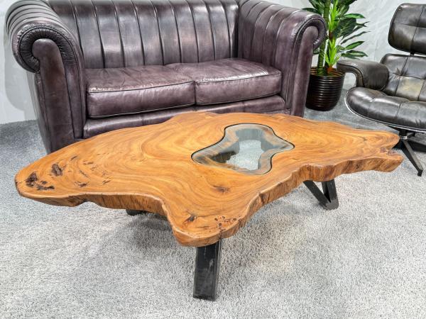 Wohnzimmertisch aus Suar-Baumstamm mit Glas- und Holzeinsatz.