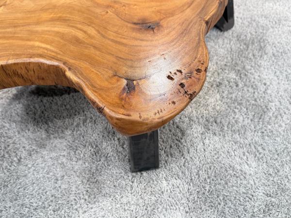 Wohnzimmertisch aus Suar-Baumstamm auf Teppichboden