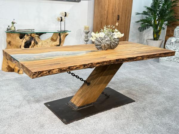 Holzesstisch mit schrägem Bein und Metallkette, 220x100x78,5 cm.