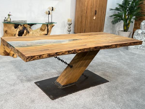 Designer Esstisch mit Holzplatte und schrägem Metallfuß