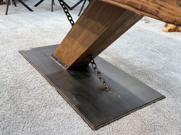 Nahaufnahme des Tischfußes des Esstisches mit Kettenelement.