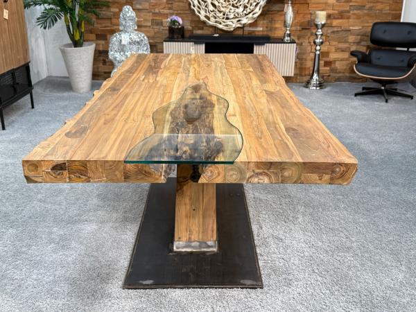 Holzesstisch mit Glasakzent, rechteckig, auf Metallfuß.