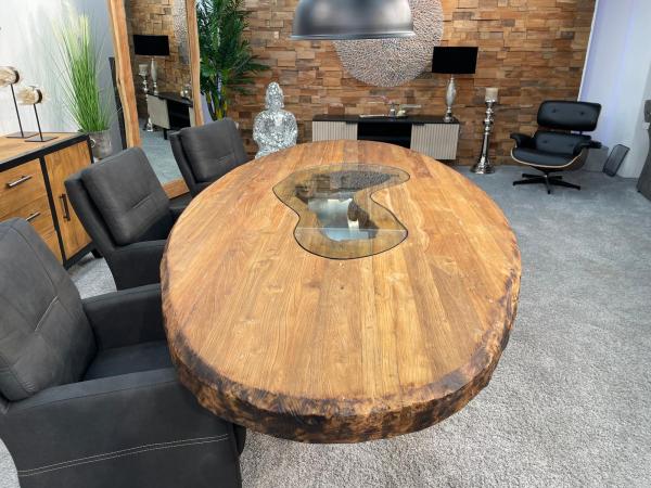 Ovaler Designtisch aus Massivholz und vollmassiver Tischplatte