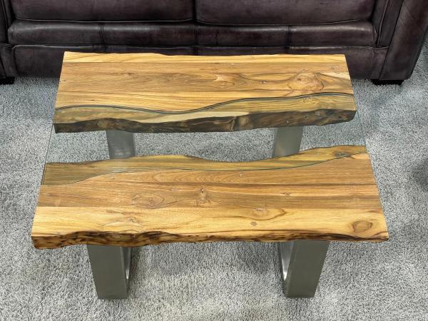 Eckiger Couchtisch aus recyceltem Teakholz mit Glasplatte und Edelstahlbeinen.