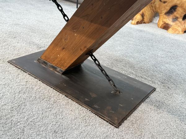 Tischbein des Esszimmertischs aus massivem Teakholz.