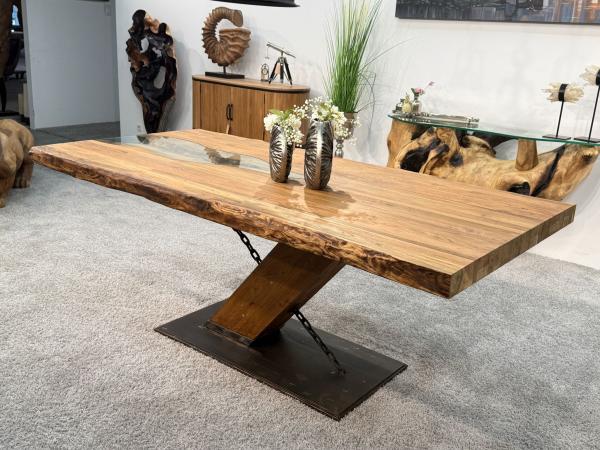 Eckiger Esszimmertisch mit Teakplatte und Glasakzent