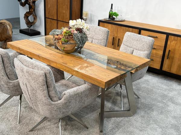 Esszimmertisch aus recyceltem Altholz